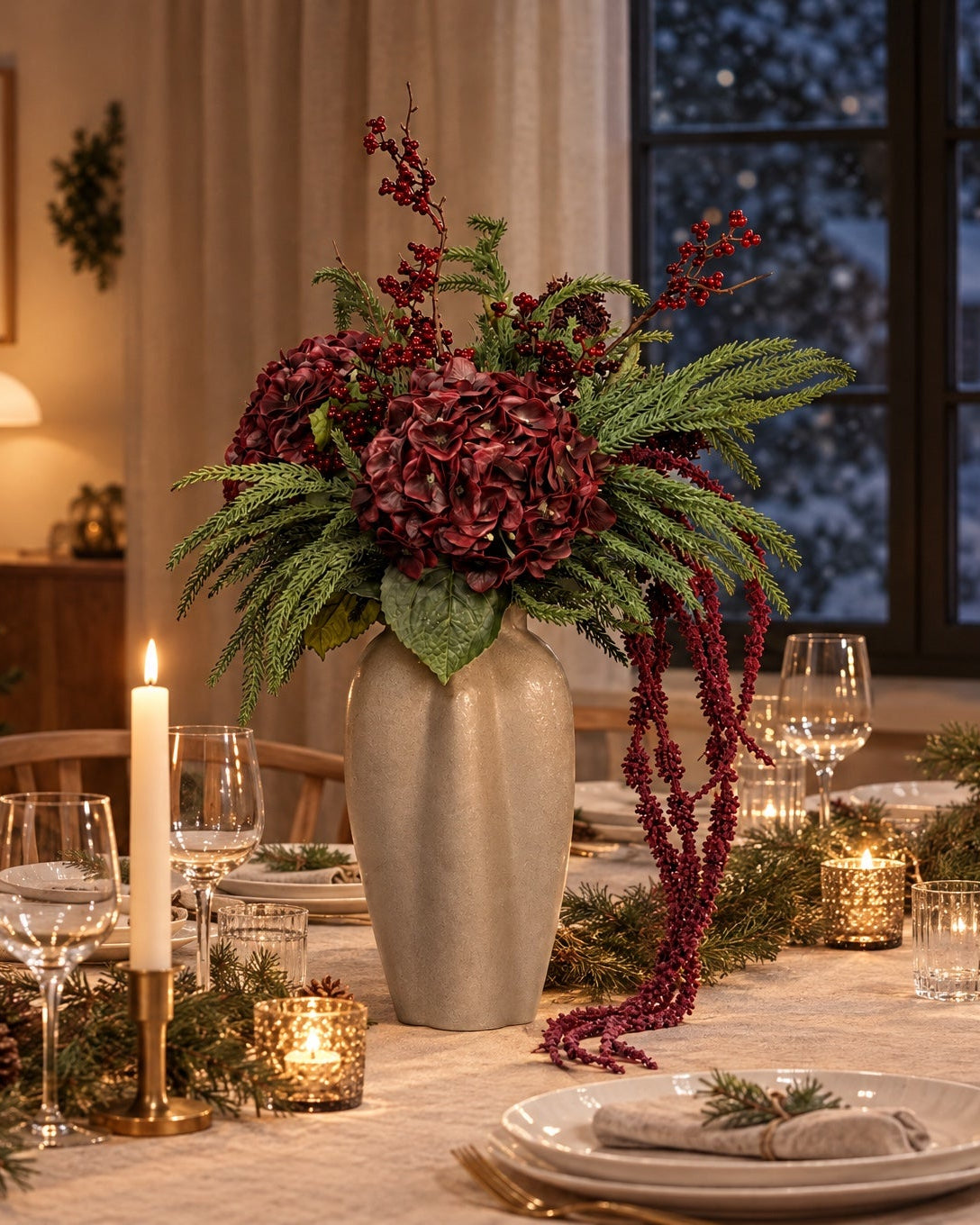Fyldig julebuket i bordeaux og gran i en brun keramikvase